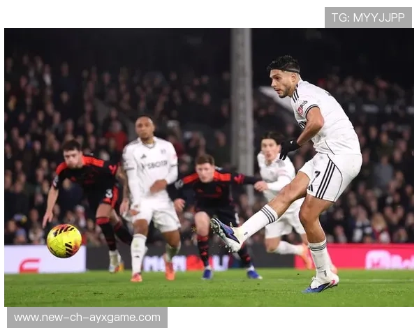 前锋点球冷静命中，锁定胜利庆祝时刻——激情与胜利的完美结合