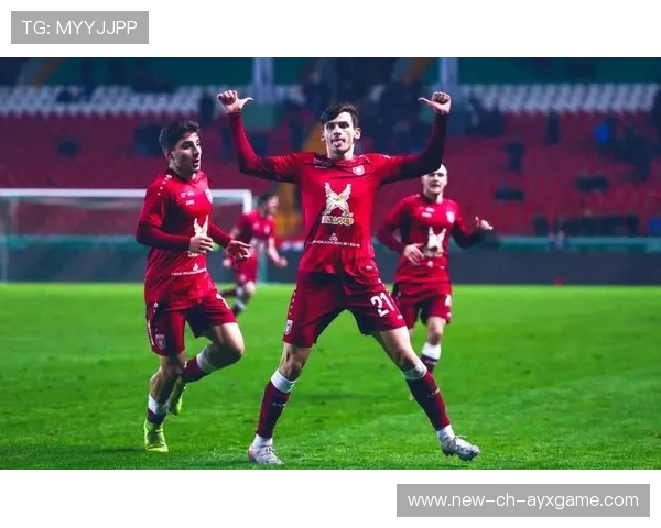 克瓦拉茨赫利亚：连续过人制造混乱，直塞助攻队友破门