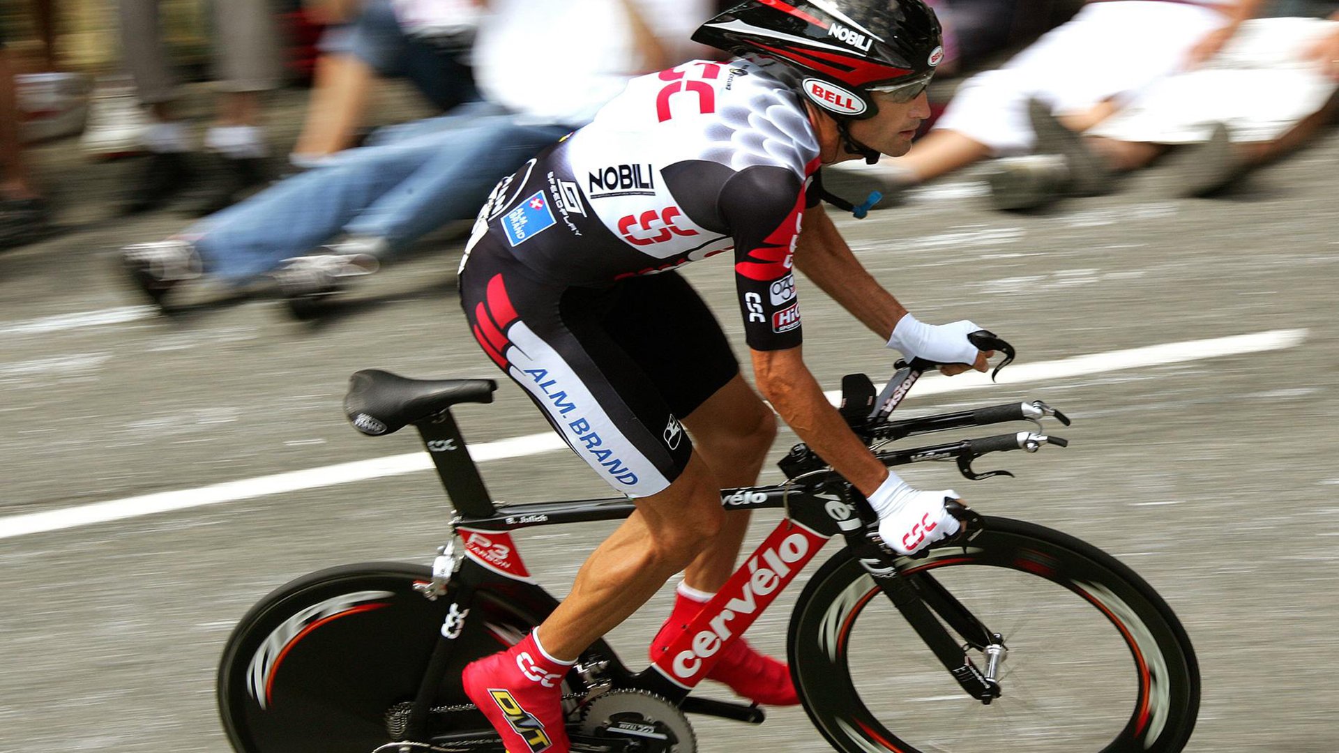 世界杯:看台“人浪”回归 多场比赛全场观众共同参与